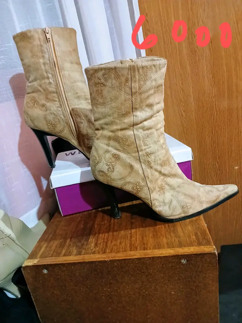Botines de tacón alto beige - 1