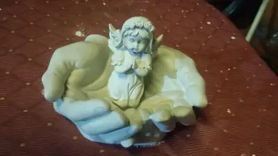 Estatua ángel en manos - miniatura 1