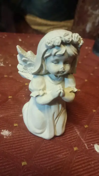 Estatua ángel en manos - miniatura 2
