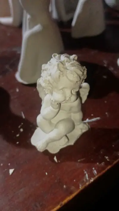 Estatua ángel en manos - miniatura 3