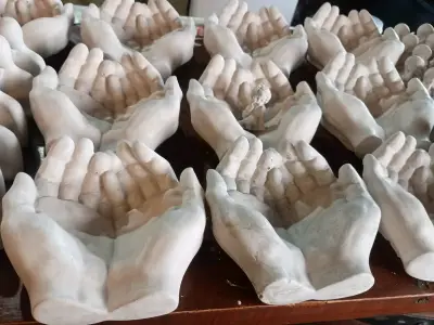 Estatua ángel en manos - miniatura 4
