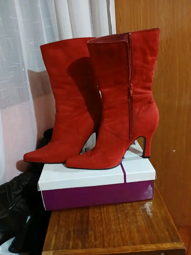 Botas rojas de tacón alto - 1