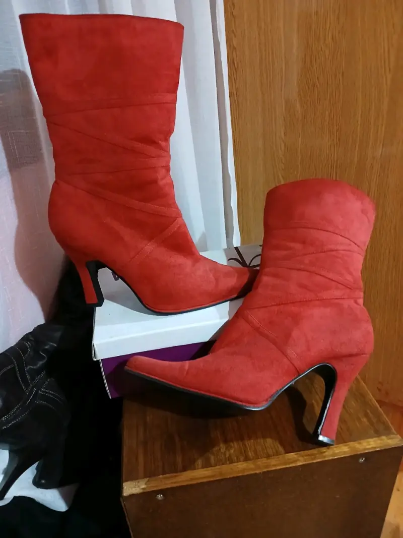 Botas rojas de tacón alto - 2