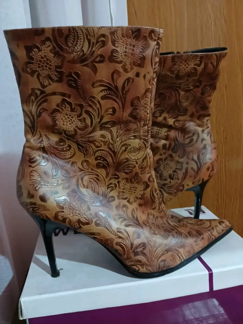 Botines marrón con diseño floral - 1