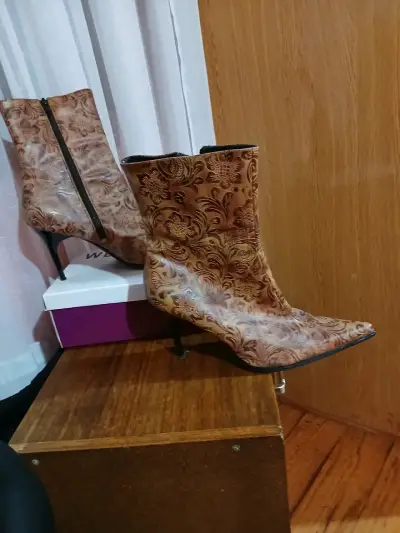 Botines marrón con diseño floral - miniatura 2