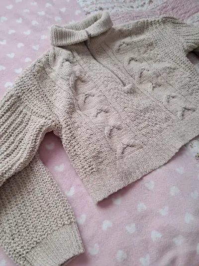 Chaleco beige con cuello alto - miniatura 2