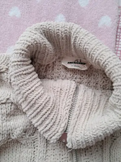 Chaleco beige con cuello alto - miniatura 4