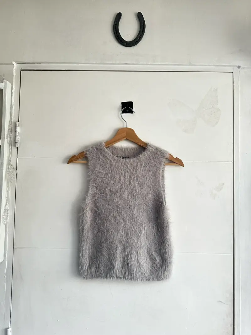 Polera sin mangas de lana gris - 1