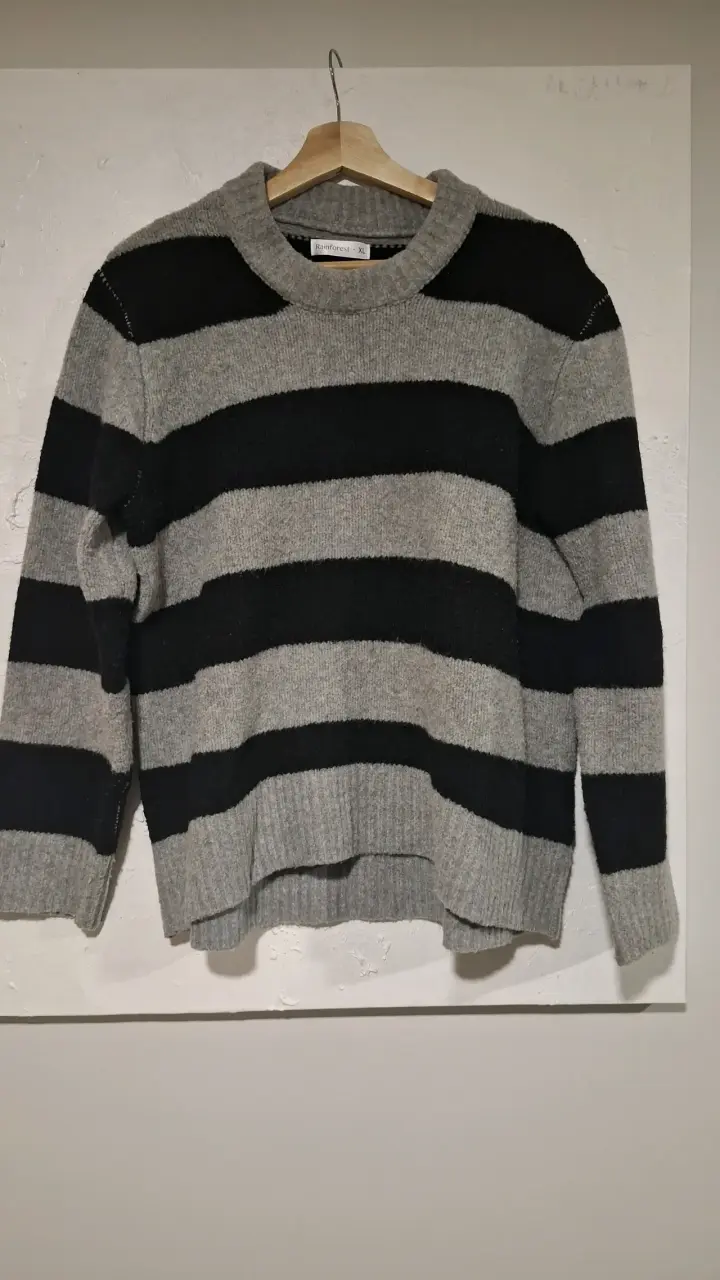 Suéter rayado gris y negro