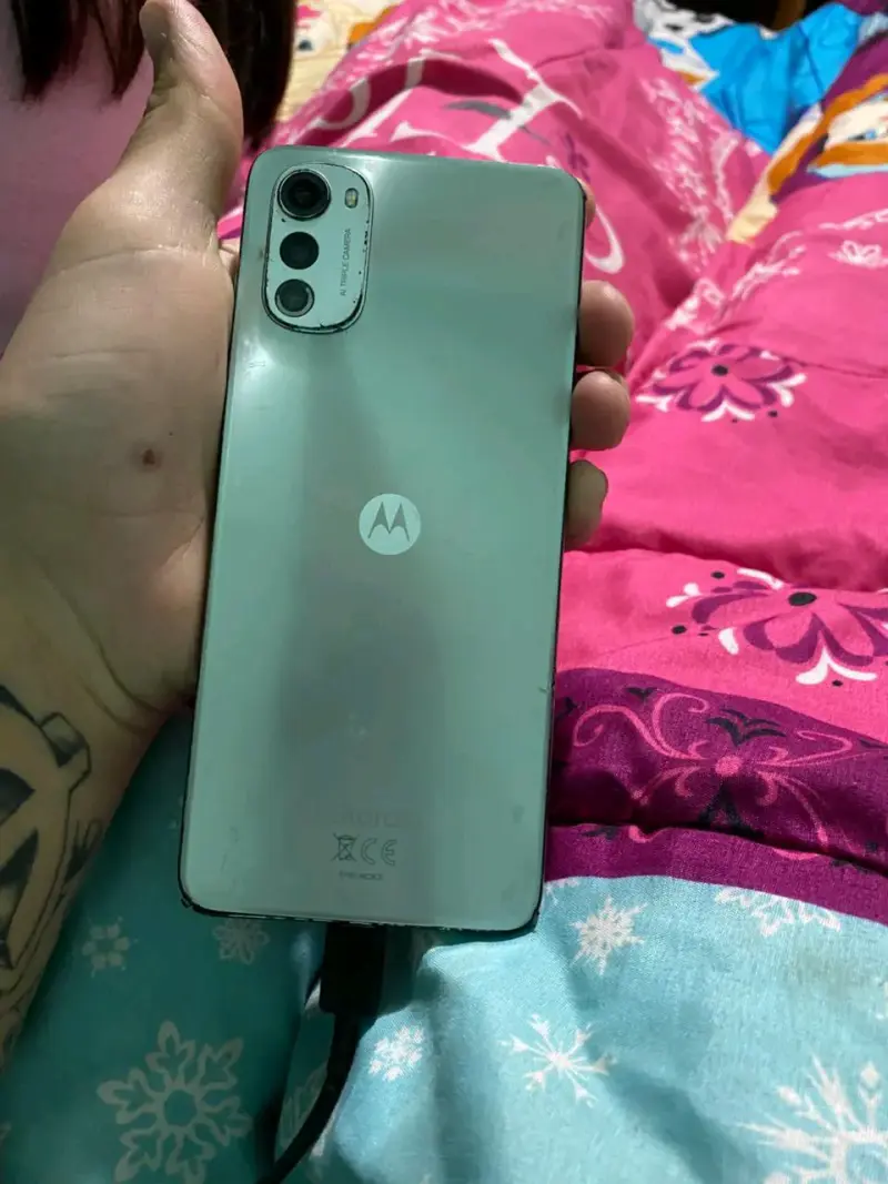 Teléfono Motorola e32 gris buen estado - 1
