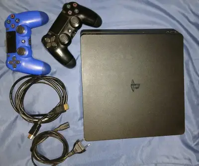 Consola PlayStation 4 con 2 controles - miniatura 1