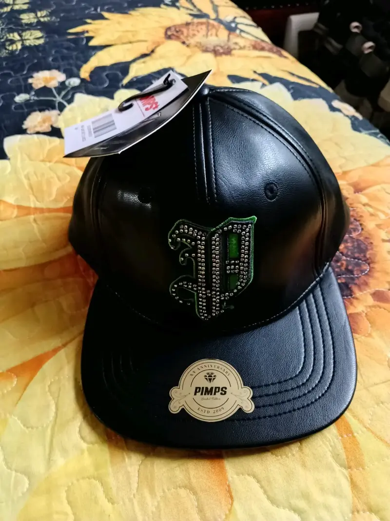 Gorra negra estilo urbano con inicial