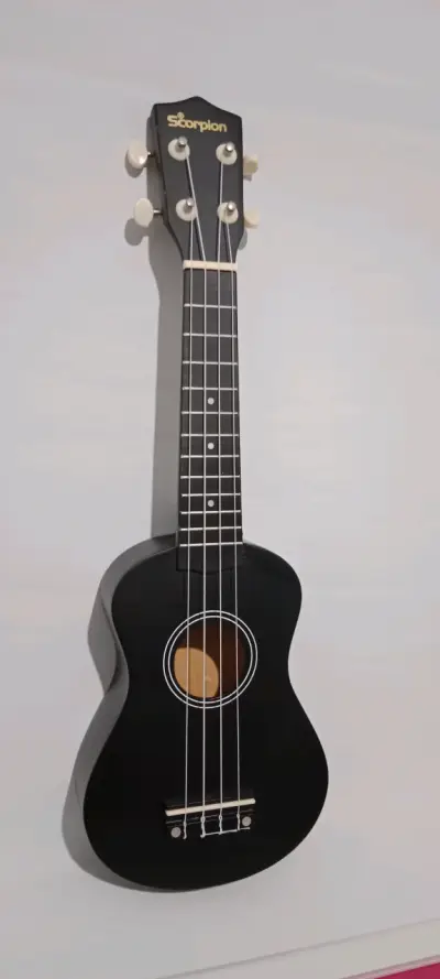 Ukulele negro Scorpion - miniatura 1