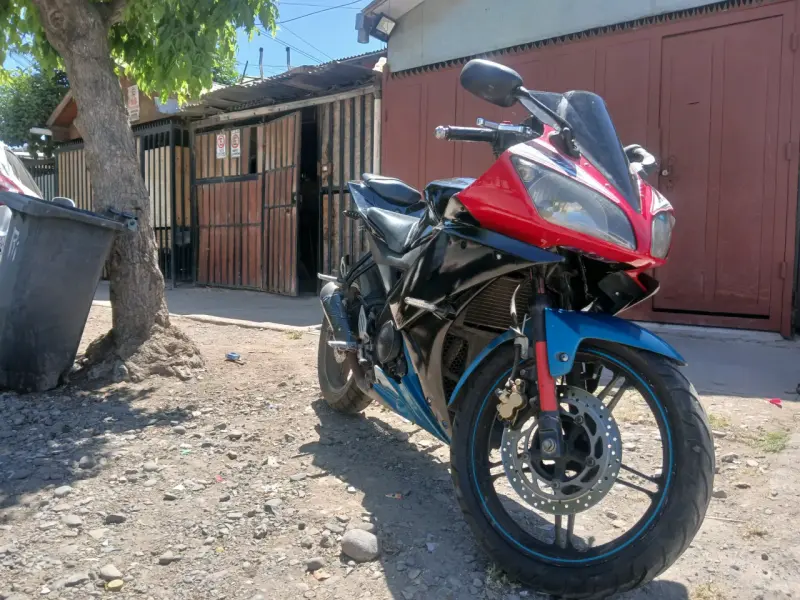 Moto deportiva roja y negra - 1
