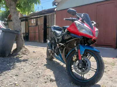 Moto deportiva roja y negra - miniatura 1