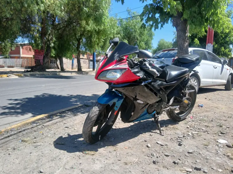 Moto deportiva roja y negra - 2