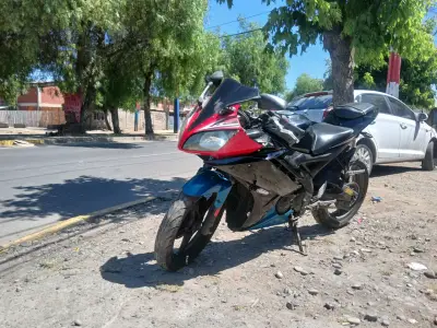 Moto deportiva roja y negra - miniatura 2