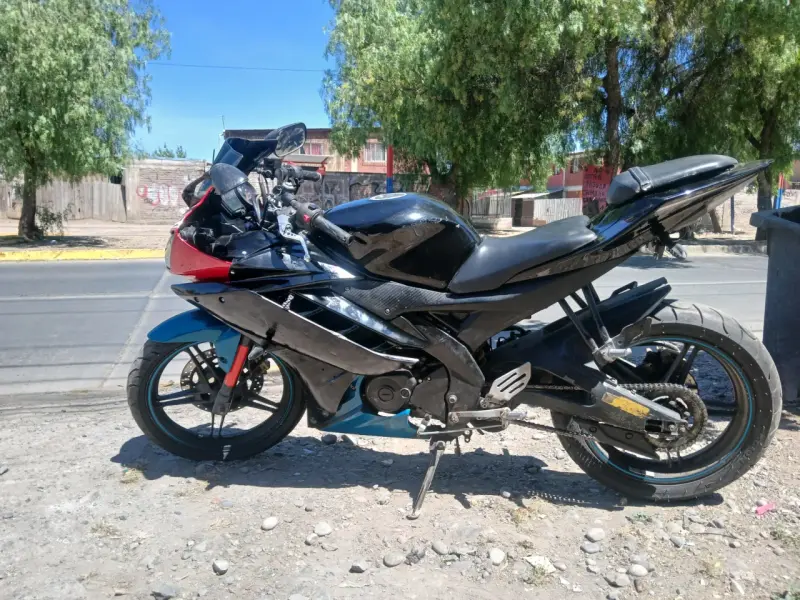 Moto deportiva roja y negra - 3
