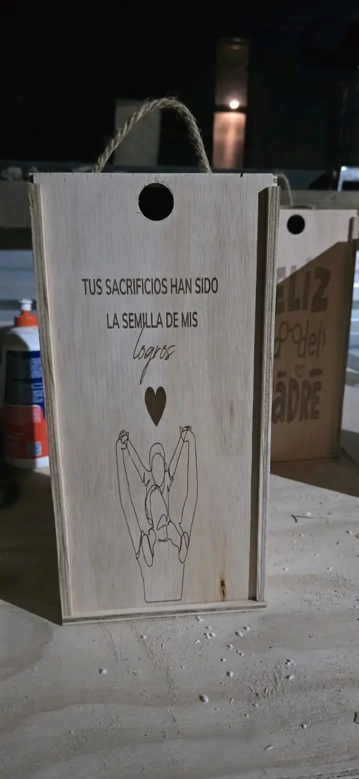 Caja de regalo con trimmer y vino - 2
