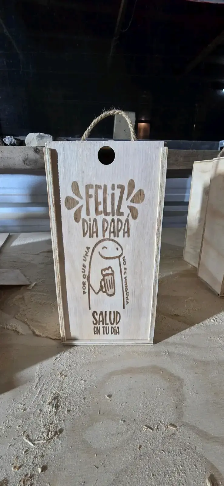 Caja de regalo con trimmer y vino - 3