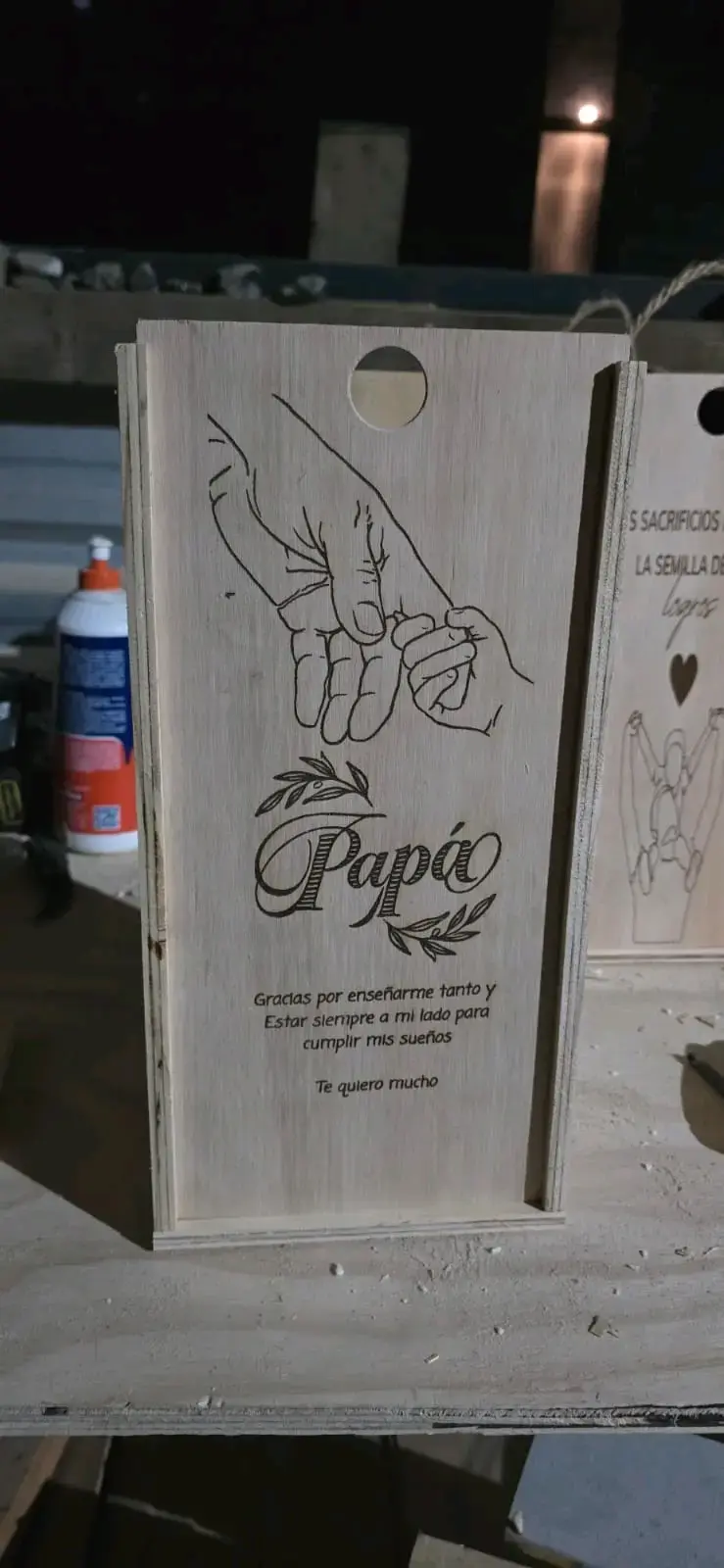 Caja de regalo con trimmer y vino - 4