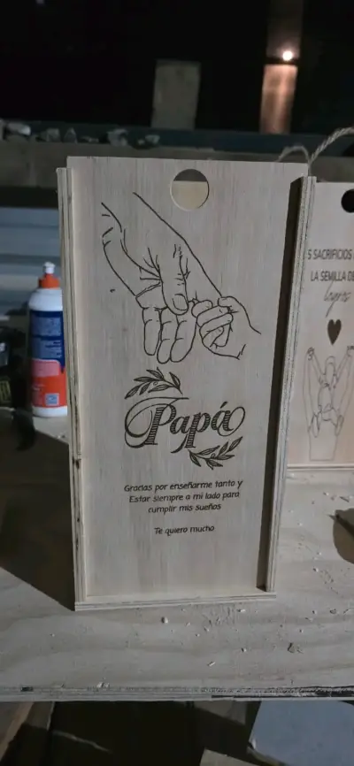 Caja de regalo con trimmer y vino - miniatura 4