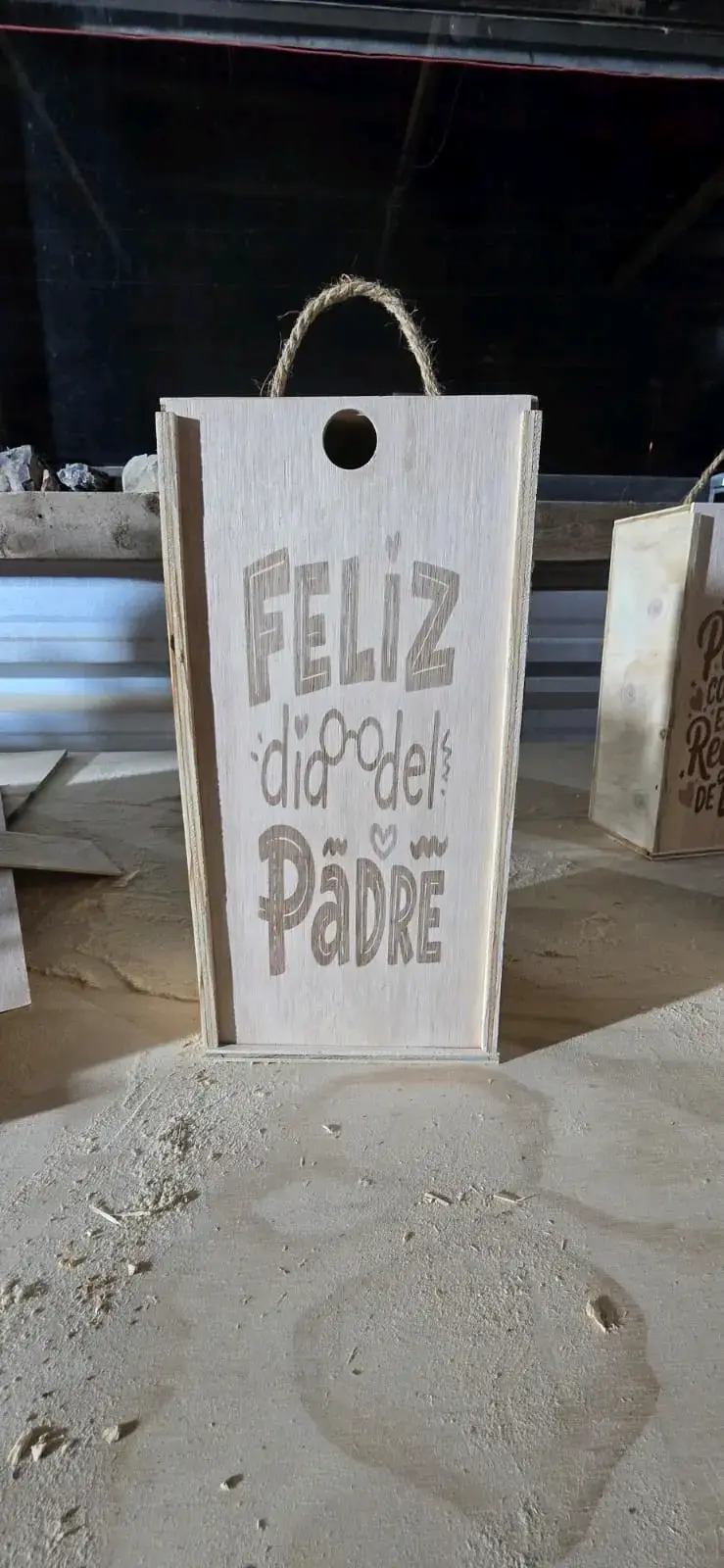Caja de regalo con trimmer y vino - 5