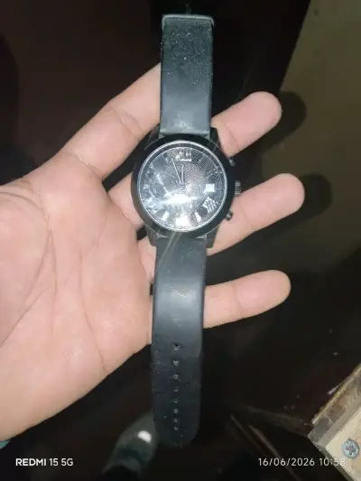 Reloj con correa negra - miniatura 2