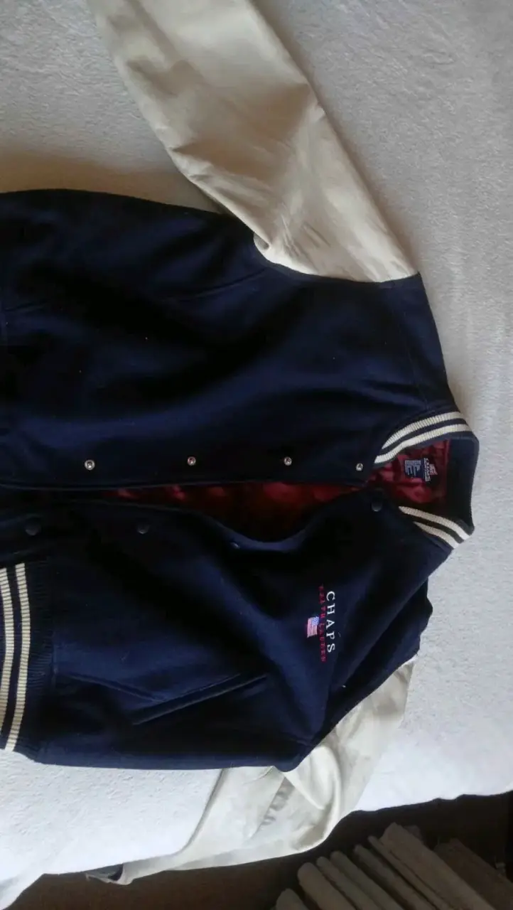 Chaqueta estilo varsity azul y blanco - 1