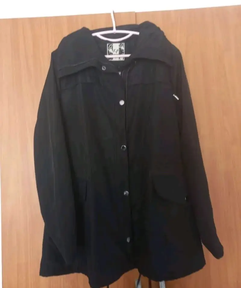 Abrigo negro con capucha