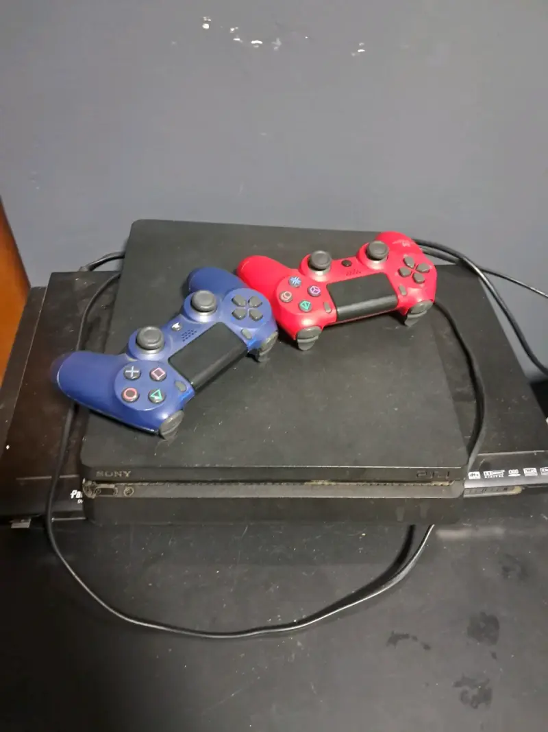 Consola Sony PlayStation negra - 3