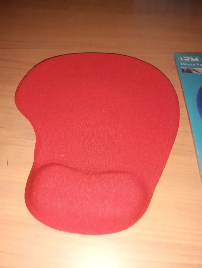 Alfombrilla de ratón ergonómica roja