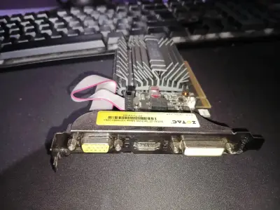 Tarjeta gráfica Zotac con HDMI - miniatura 1