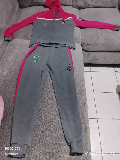Conjunto deportivo Minecraft gris y rojo - miniatura 1