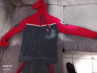 Conjunto deportivo Minecraft gris y rojo - miniatura 2