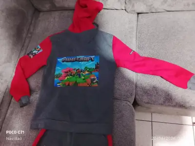 Conjunto deportivo Minecraft gris y rojo - miniatura 3