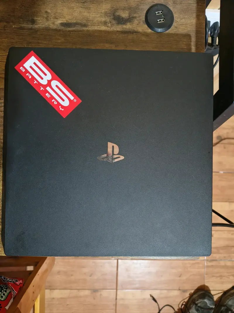 PS4 PRO 1TB + 1 Mando y GTA V Premium edition - 1