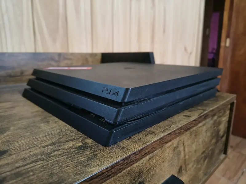 PS4 PRO 1TB + 1 Mando y GTA V Premium edition - 2