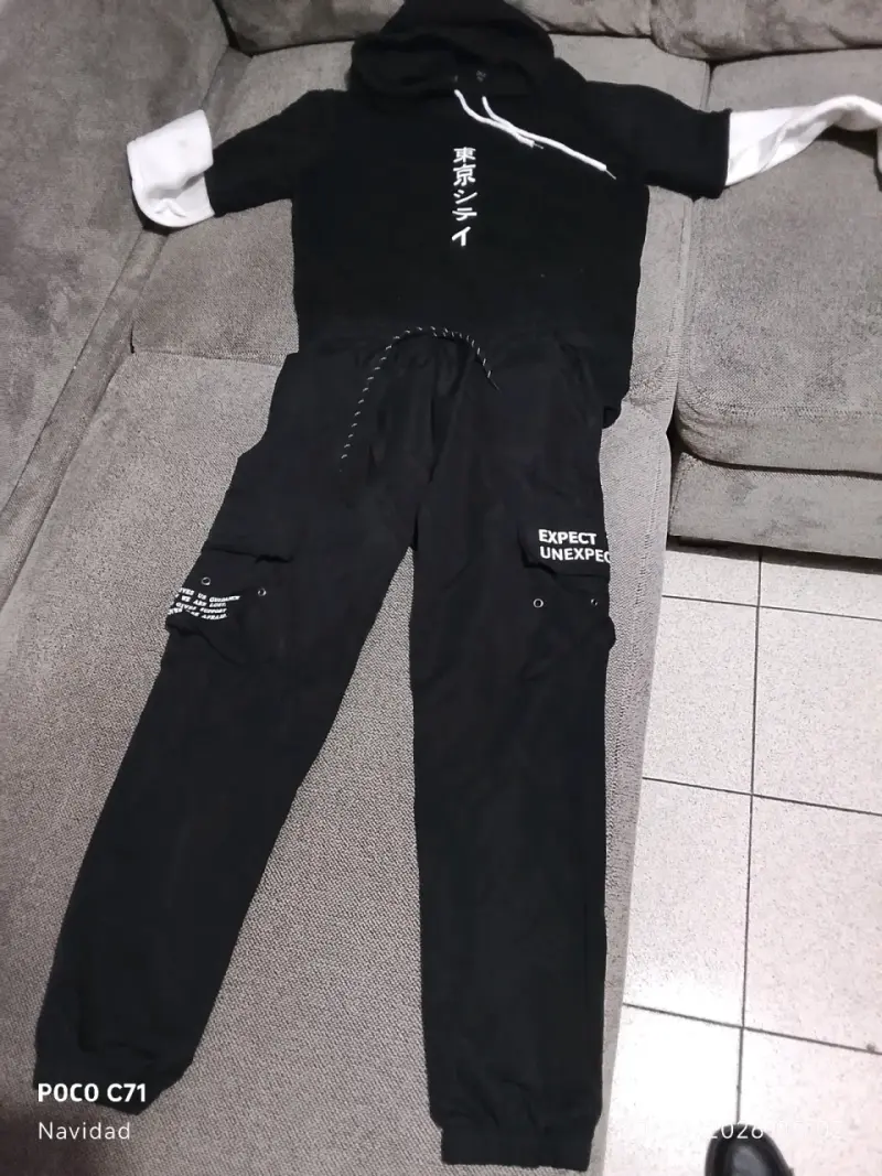 Conjunto deportivo negro con capucha