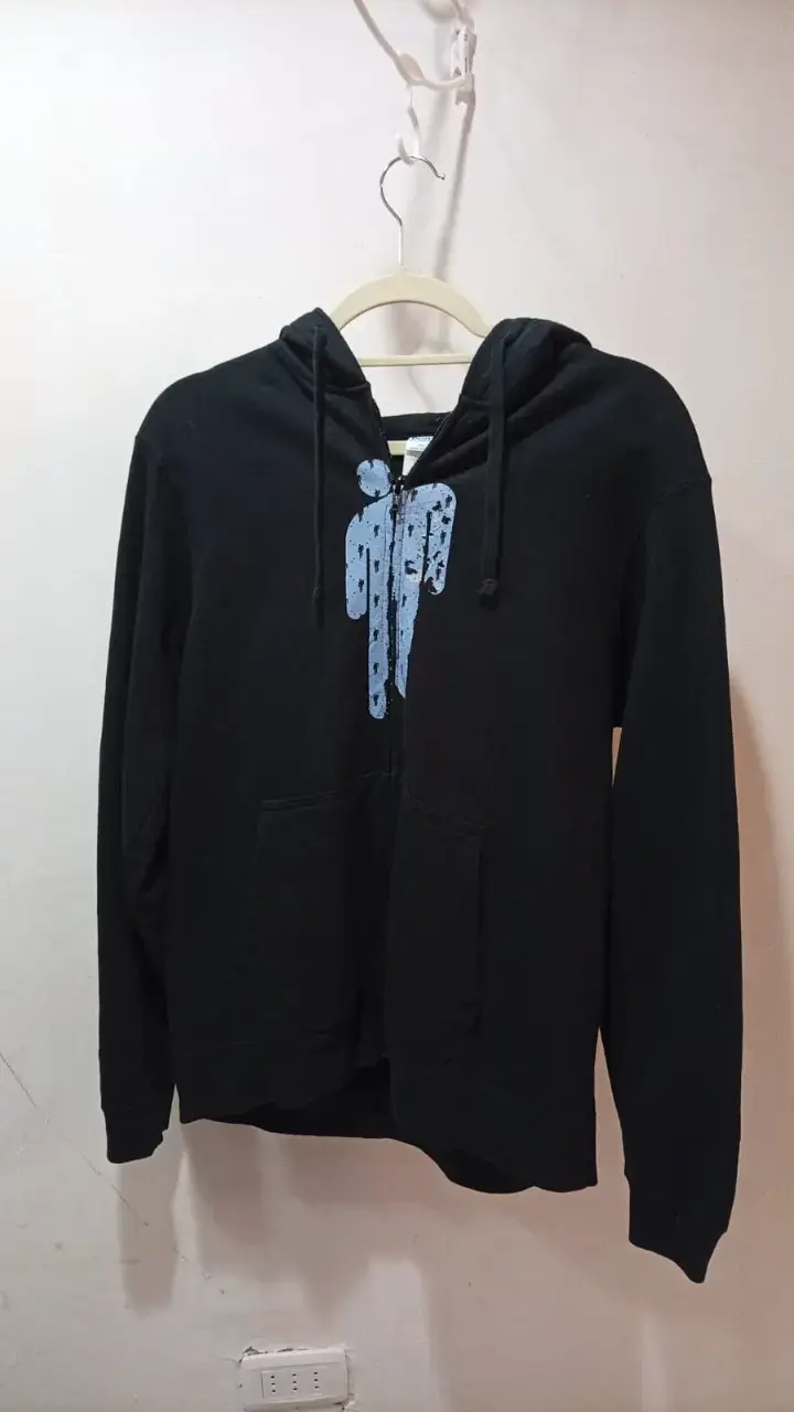Polerón negro con capucha