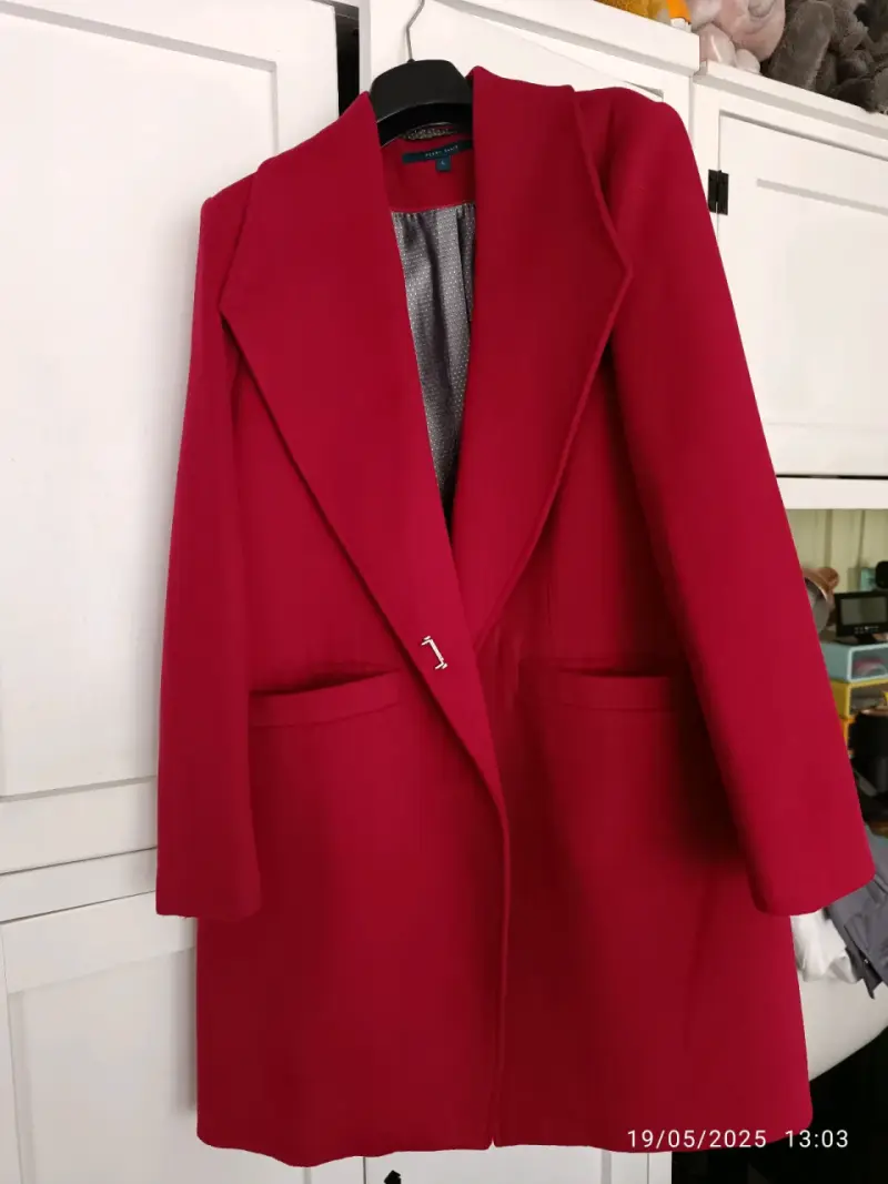 Hermoso chaquetón rojo - 1