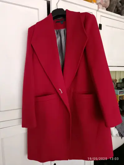 Hermoso chaquetón rojo - miniatura 1