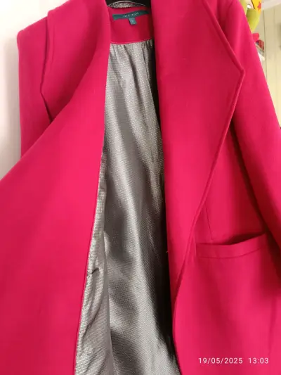 Hermoso chaquetón rojo - miniatura 3