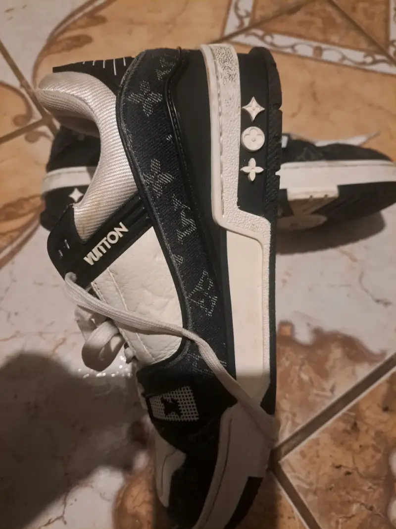 Zapatillas negras y blancas - 1