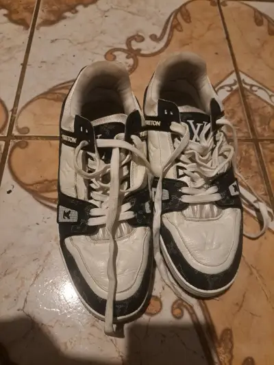 Zapatillas negras y blancas - miniatura 2