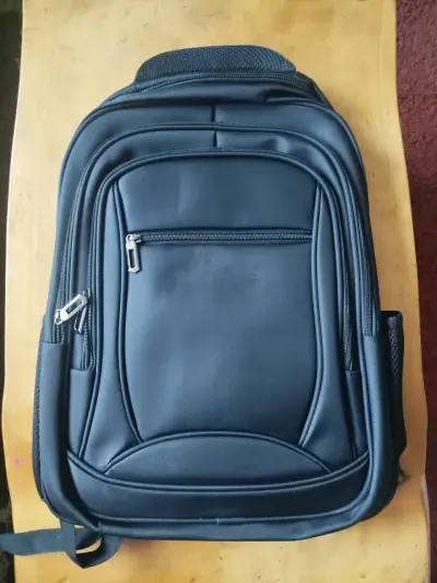 Mochila negra resistente - miniatura 1