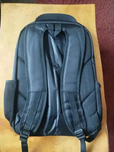 Mochila negra resistente - miniatura 2