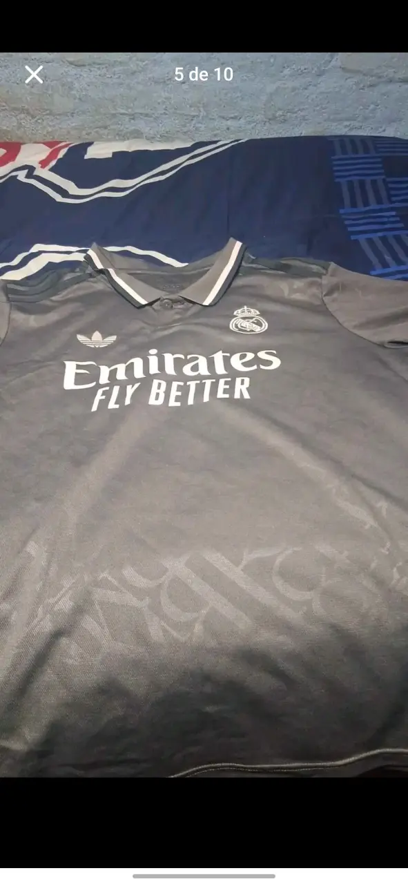 Polera gris Adidas deportiva