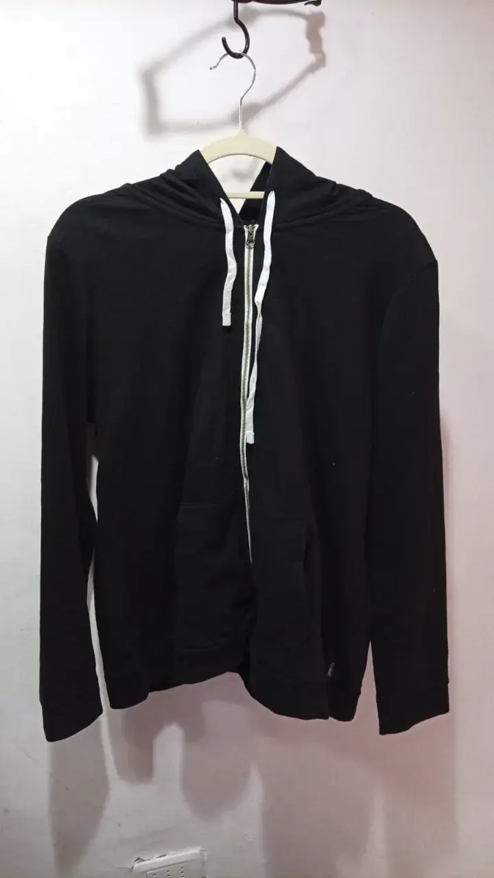 Polerón negro con capucha unisex - 1