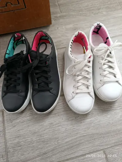 Zapatillas negras y blancas - miniatura 1